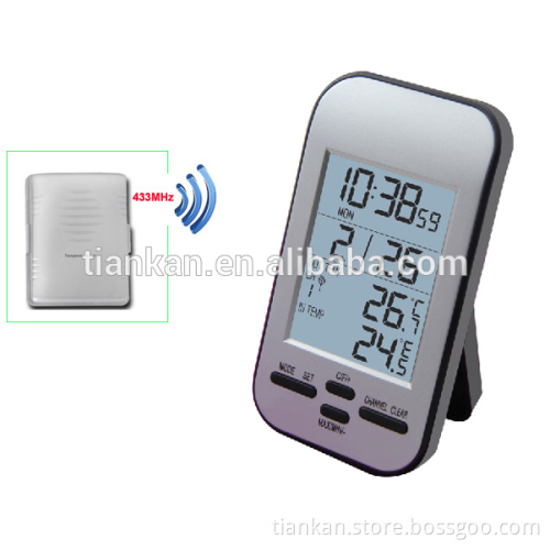 Wireless thermometer with outdoor transmitter